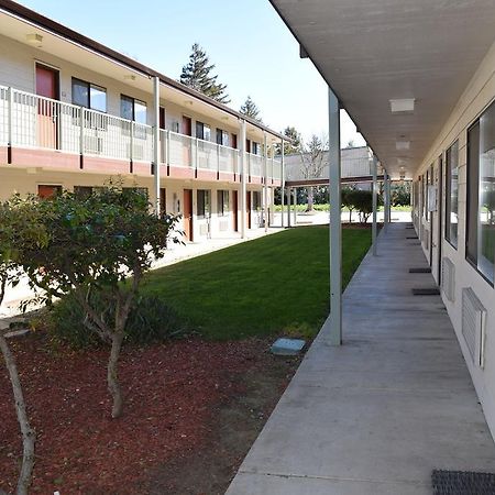 Valley Oaks Inn Уудланд Екстериор снимка