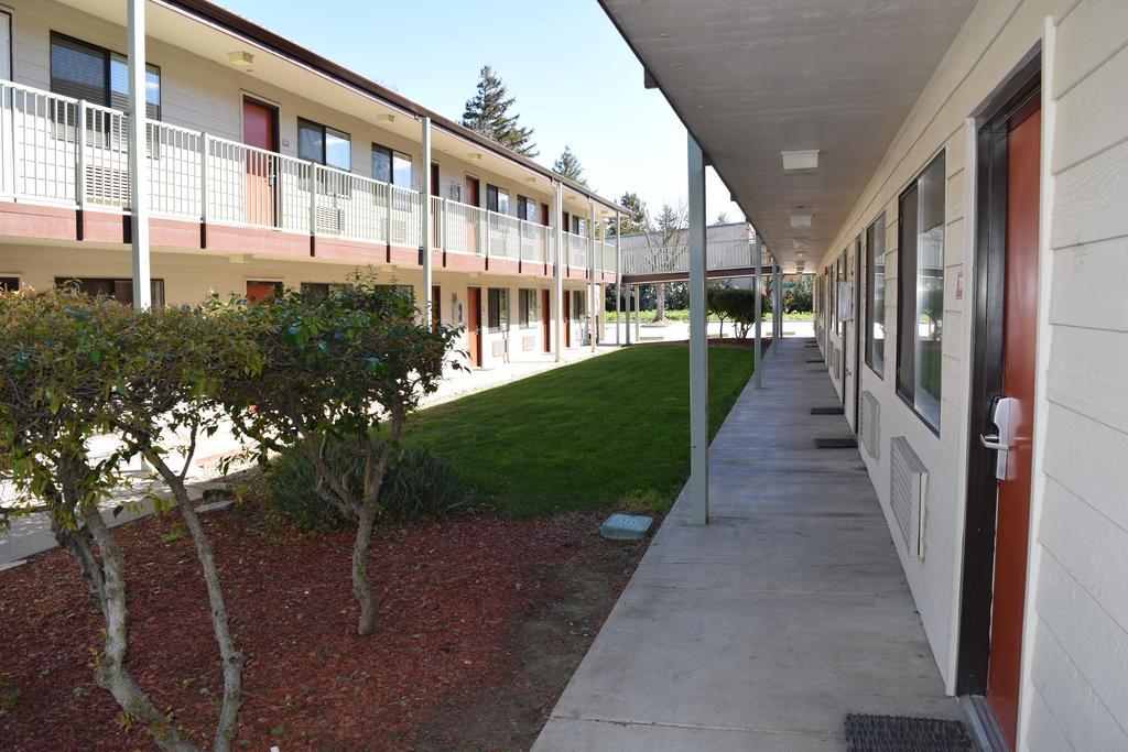 Valley Oaks Inn Уудланд Екстериор снимка