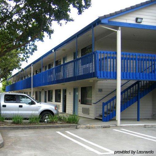 Valley Oaks Inn Уудланд Екстериор снимка