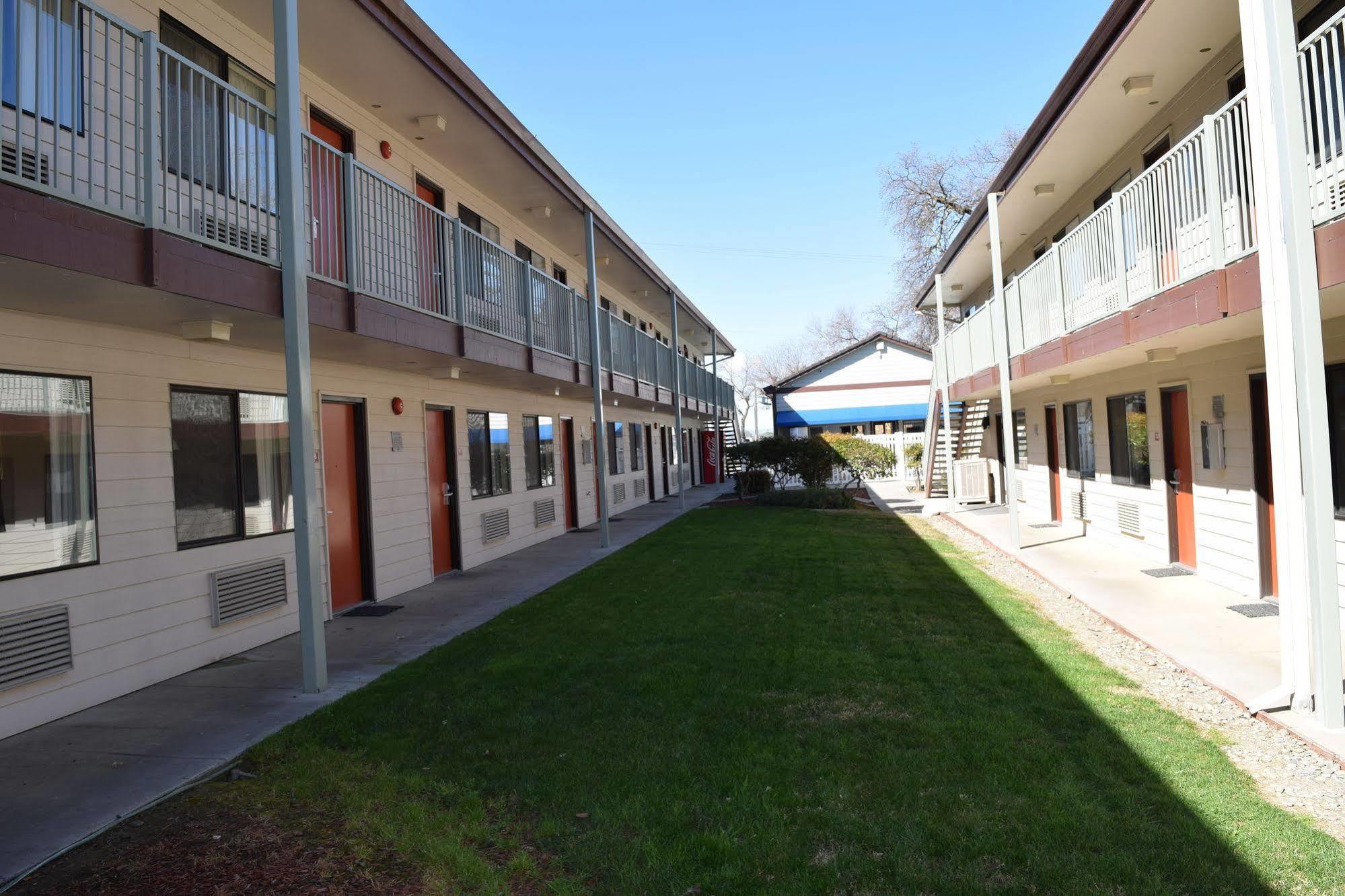 Valley Oaks Inn Уудланд Екстериор снимка