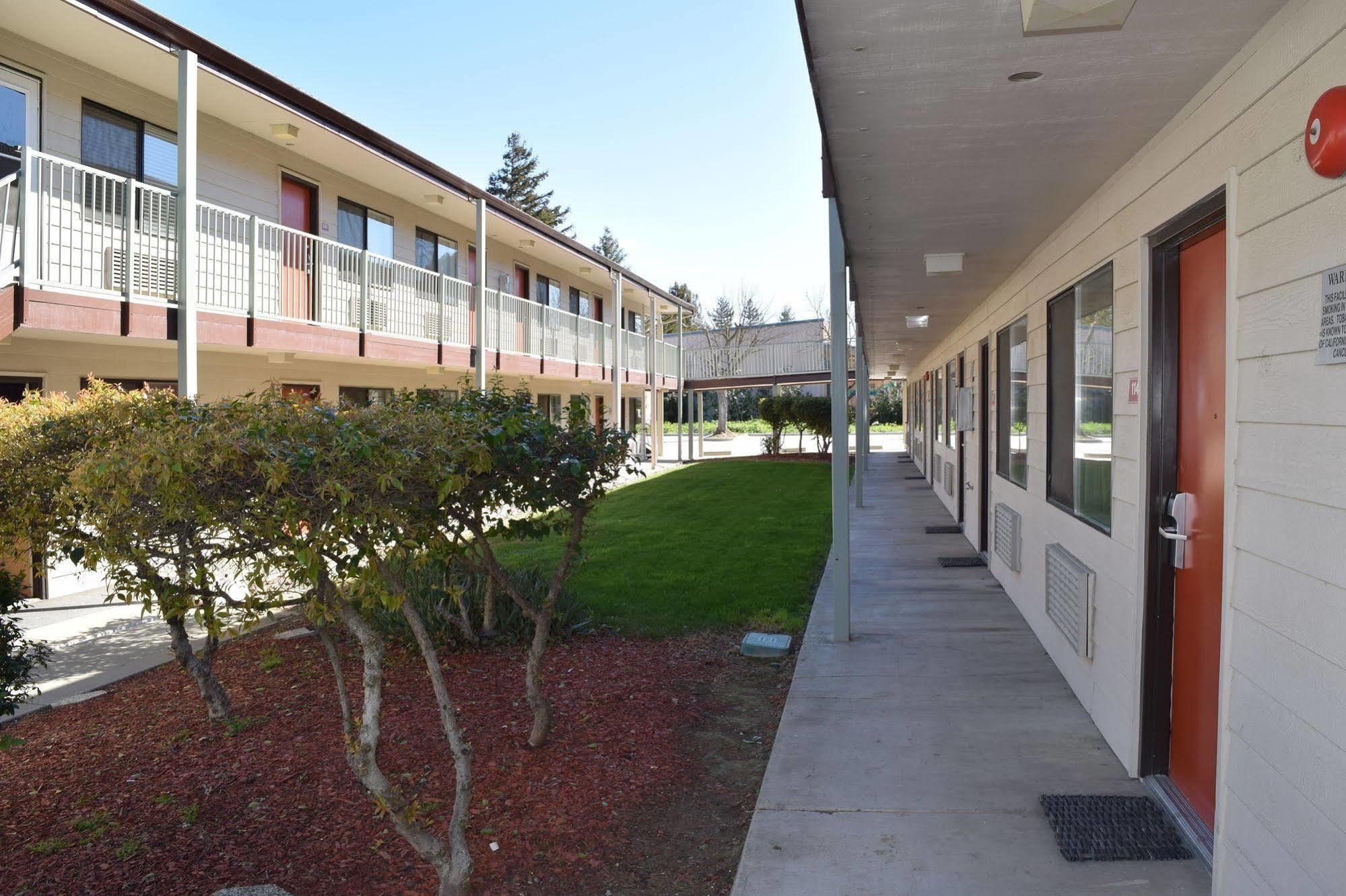 Valley Oaks Inn Уудланд Екстериор снимка