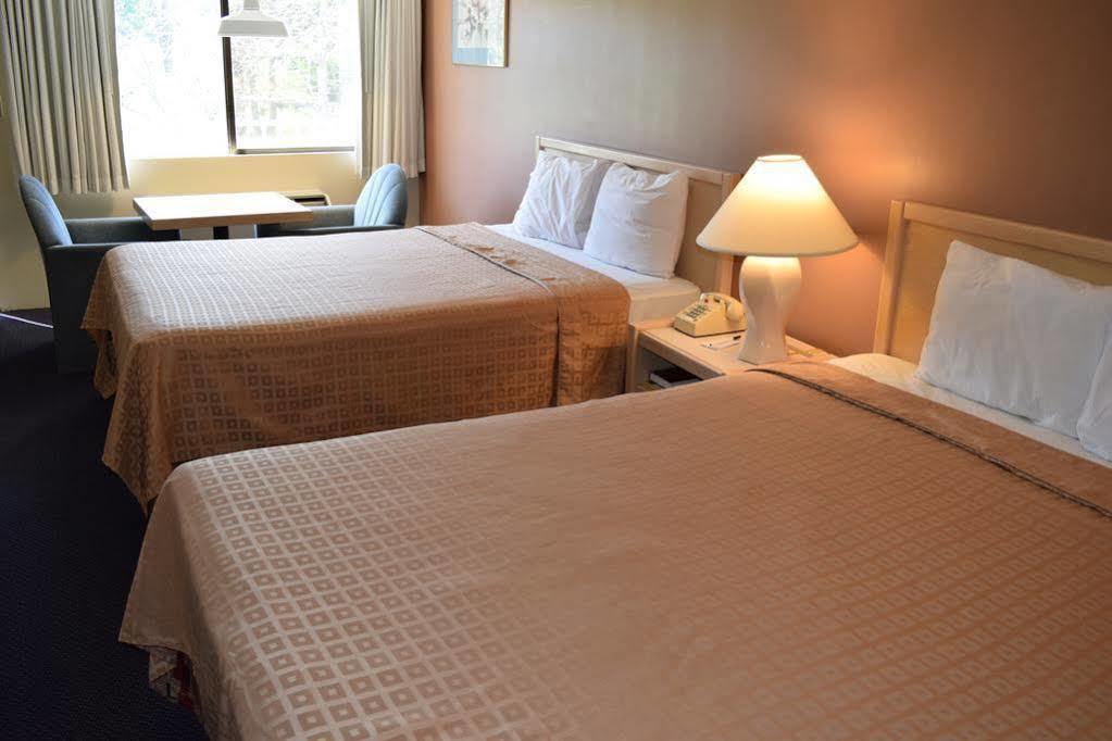 Valley Oaks Inn Уудланд Екстериор снимка